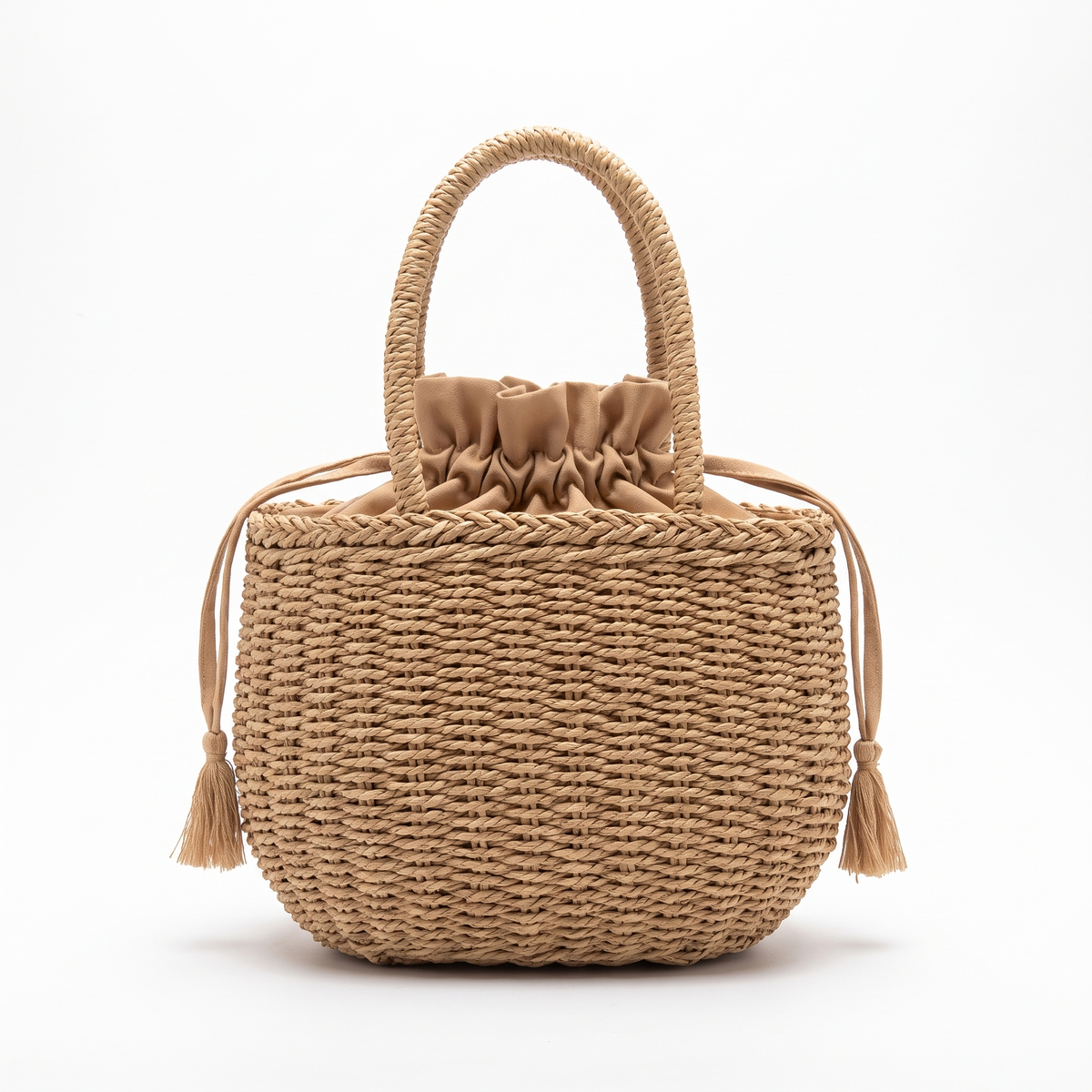 Sac à main en rotin tressé sur fond blanc