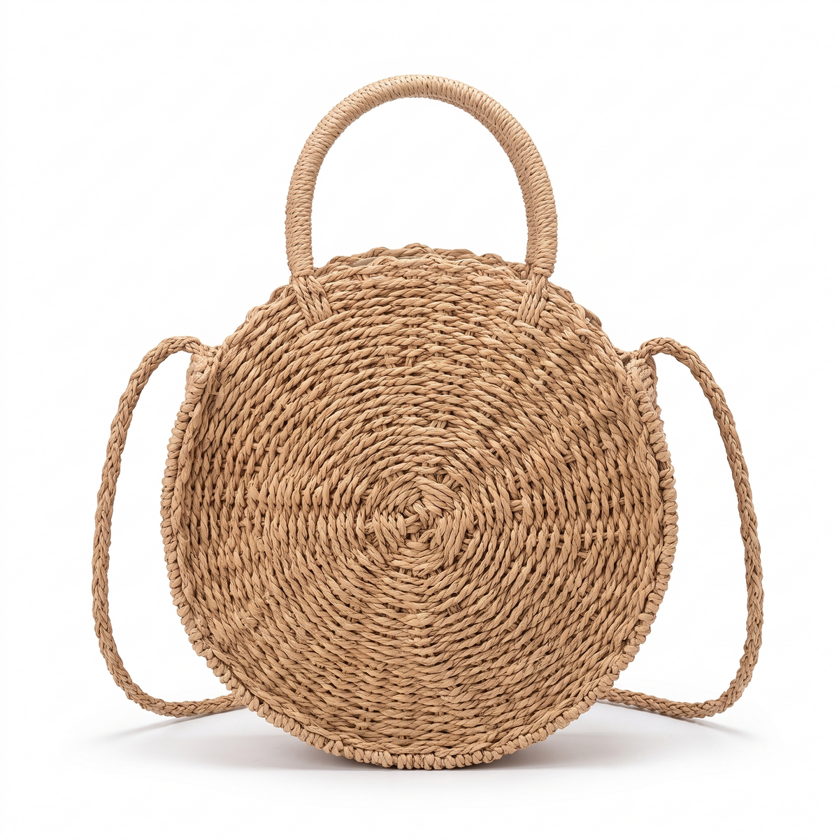Sac rond en rotin tressé sur fond blanc