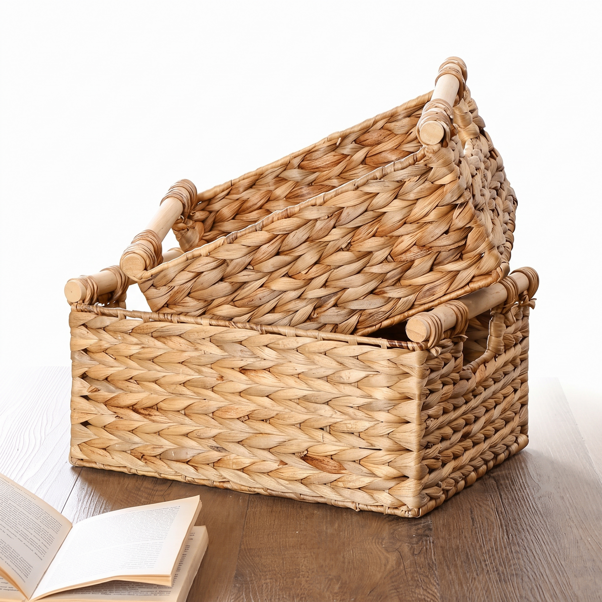 Boîte de rangement en rotin avec poignées sur fond blanc