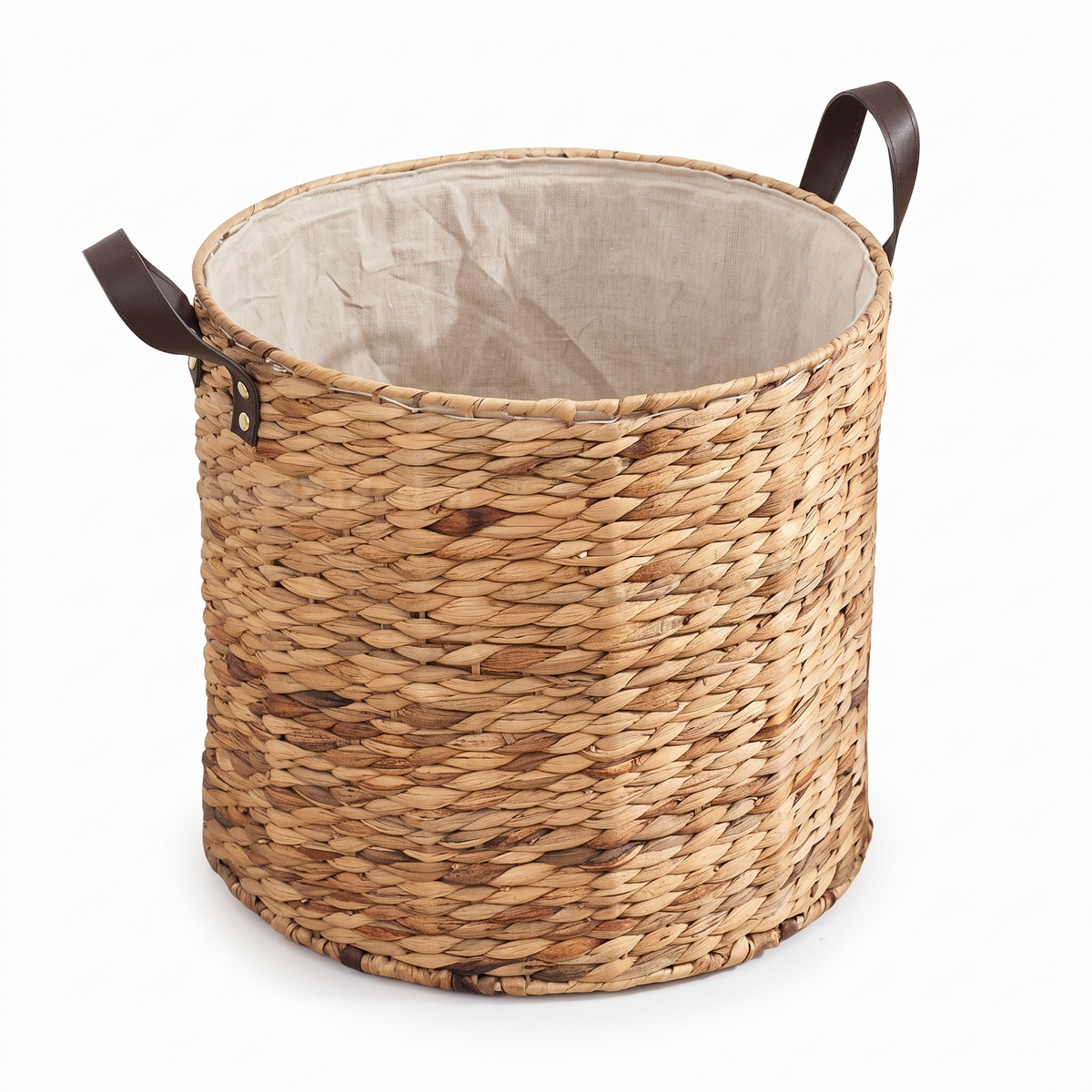 Panier à linge en rotin avec poignées sur fond blanc
