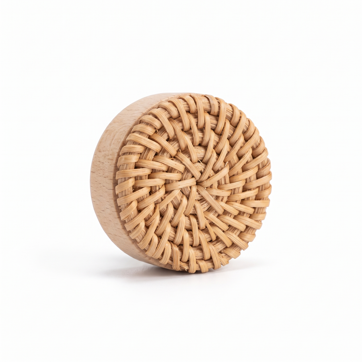 Bouton de meuble en rotin et hêtre sur fond blanc