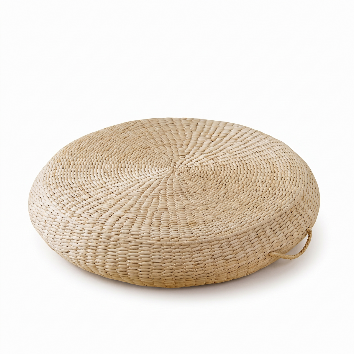 Galette de sol en rotin clair avec poignée sur fond blanc
