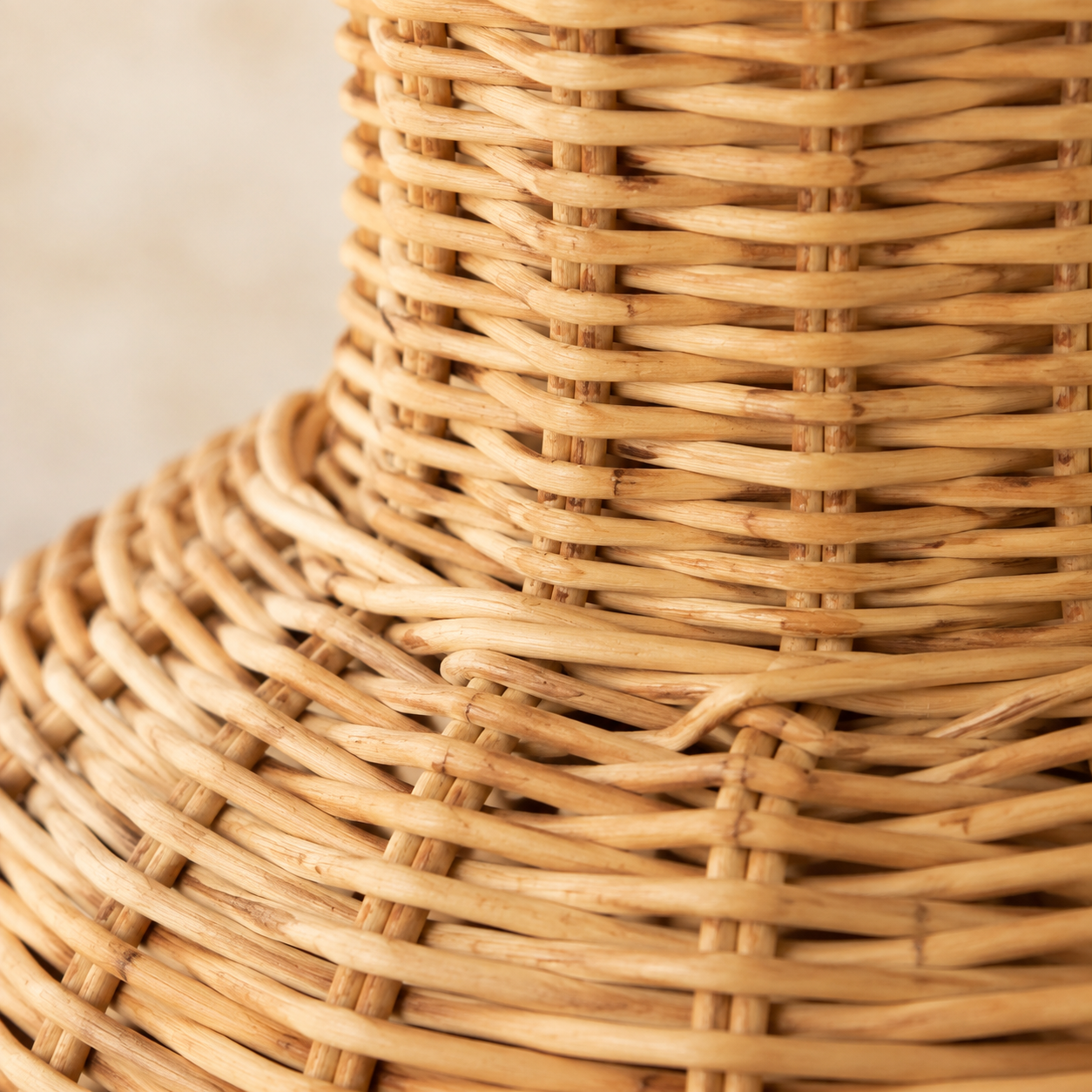 Vase en rotin galbé, style amphore