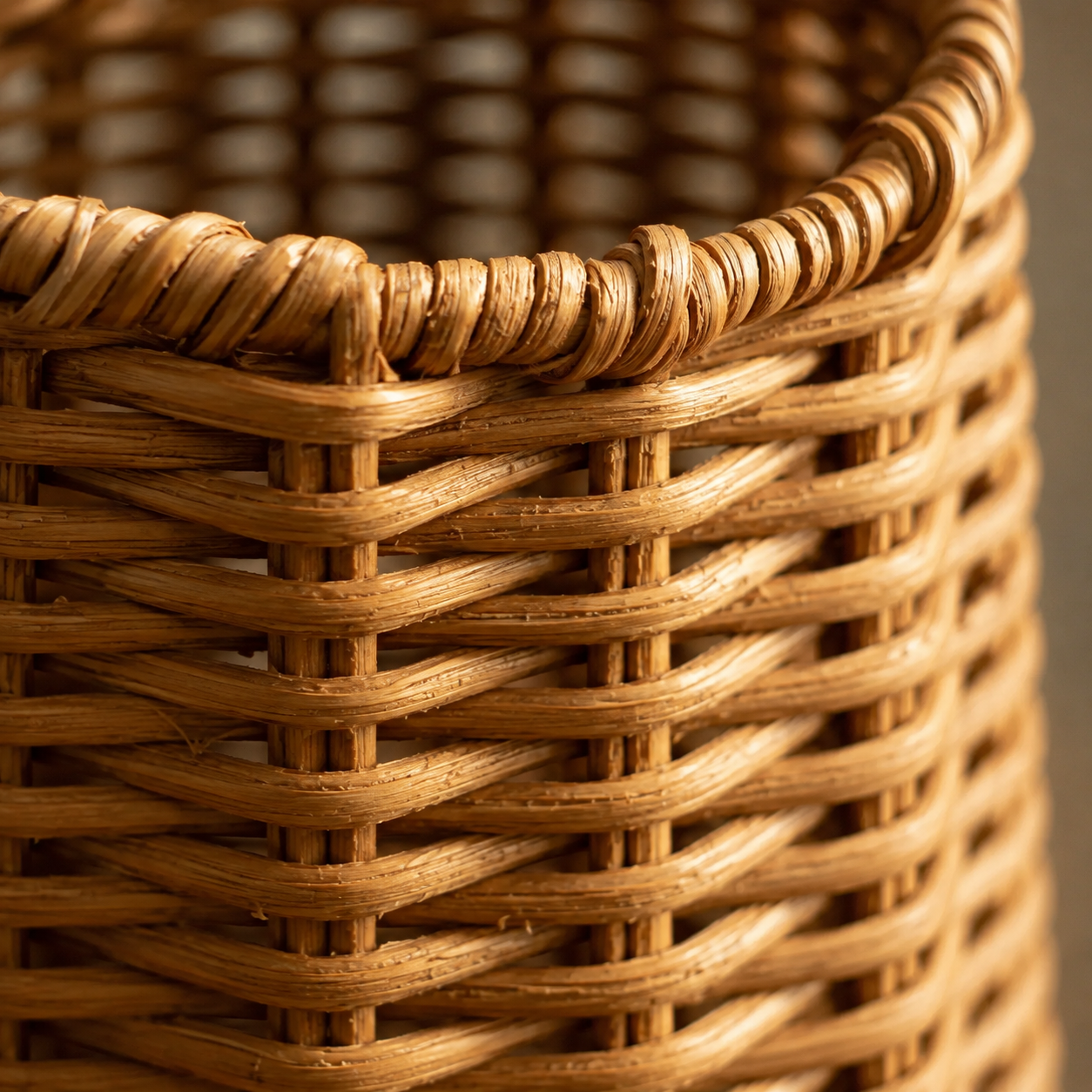 Vase en rotin cylindrique élancé