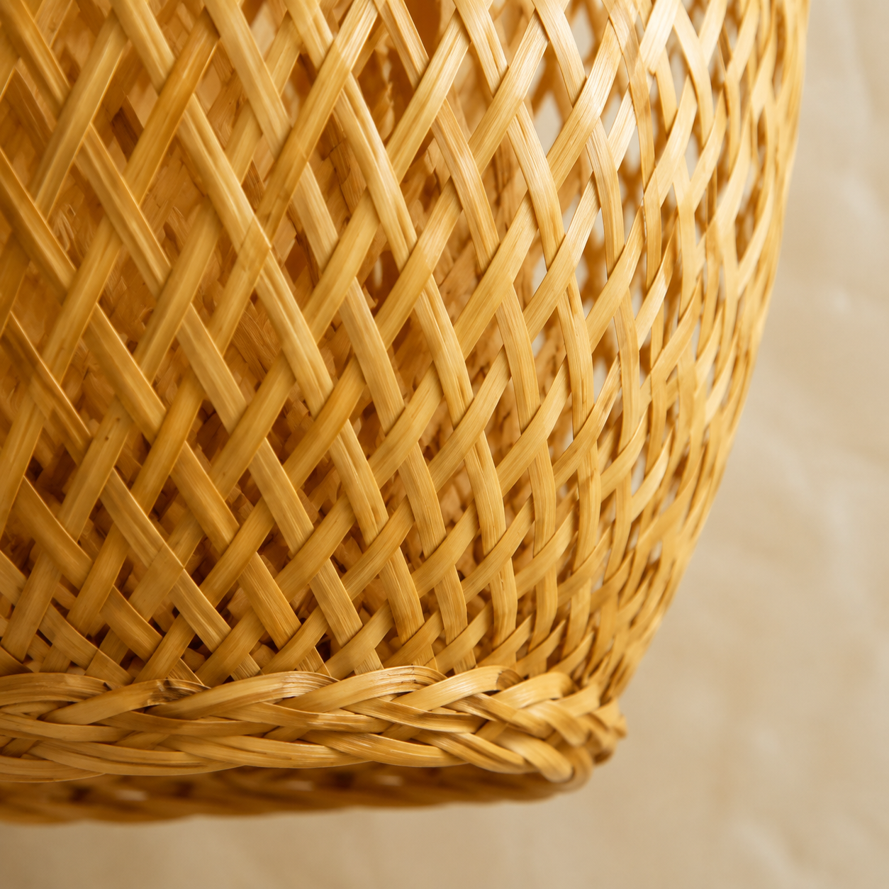 Lustre en rotin en forme d'olive