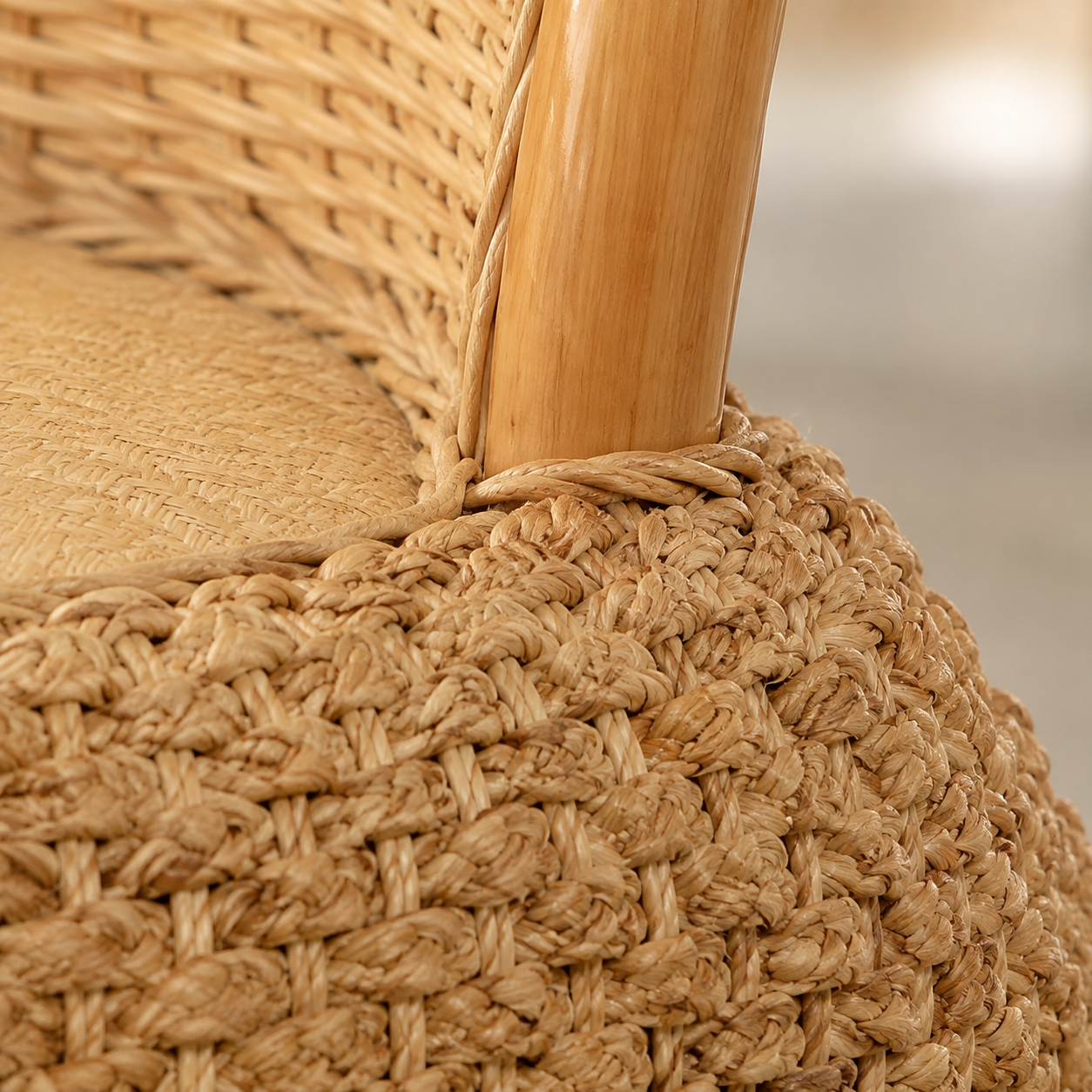 Mini fauteuil bas en rotin beige