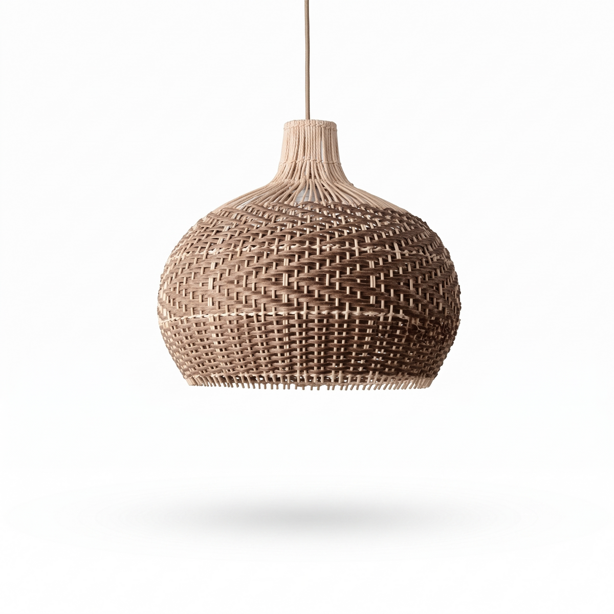 Suspension arrondie en osier tressé sur fond blanc