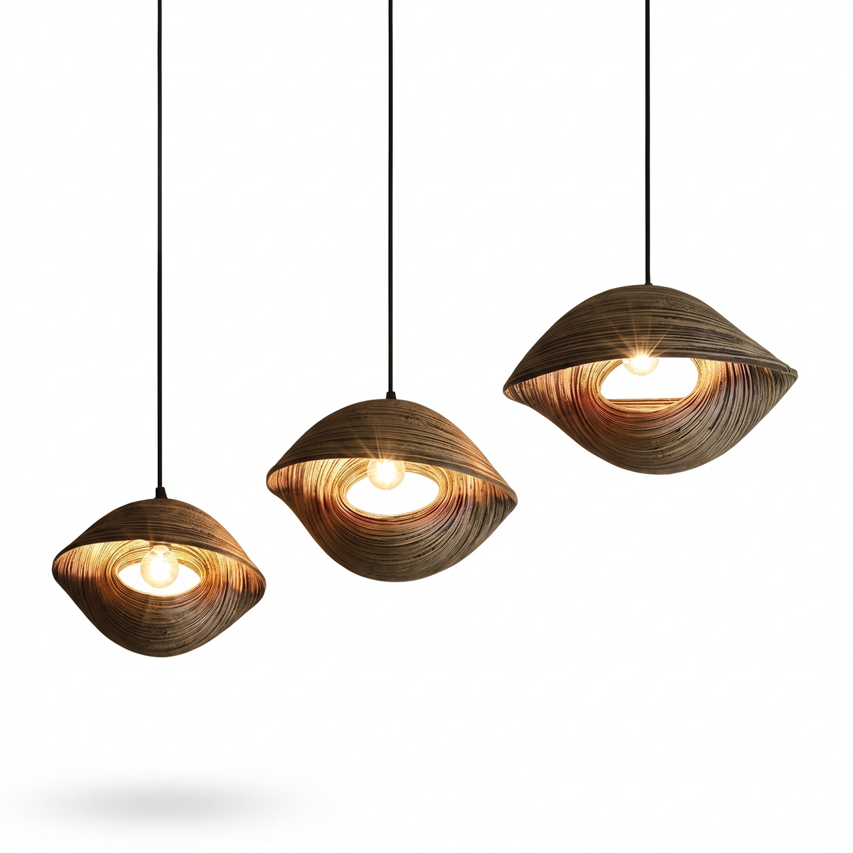 Lustre coquillage en métal effet rotin sur fond blanc