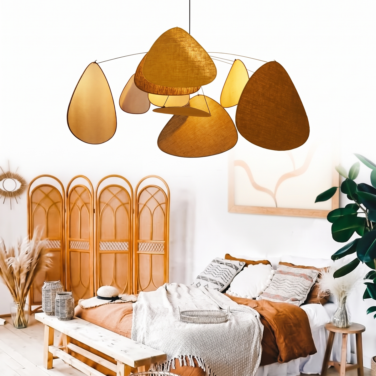 Lustre à pétales flottants en tissu sur fond blanc