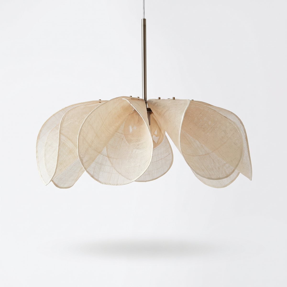 Lustre fleur en tissu effet rotin sur fond blanc
