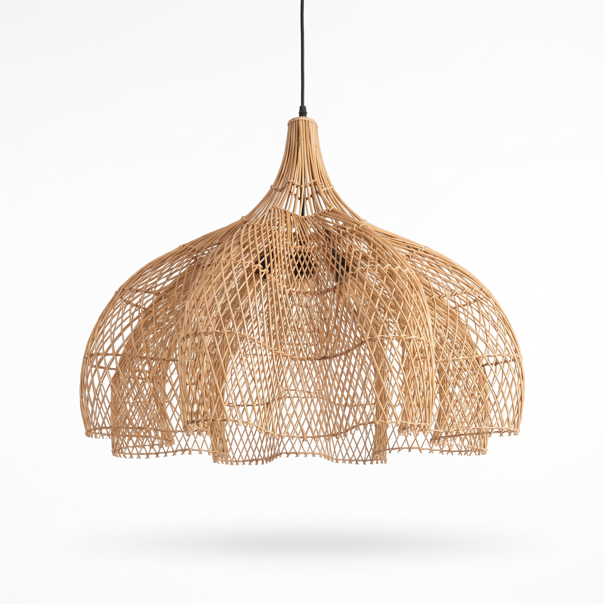 Lustre coupole en rotin sur fond blanc