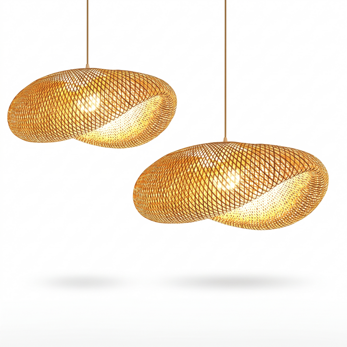 Lustre ondulé en rotin sur fond blanc