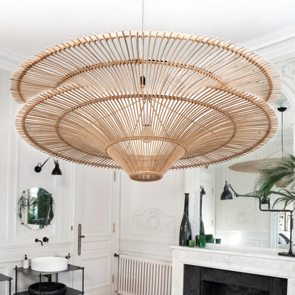 Suspension arrondie en rotin sur fond blanc