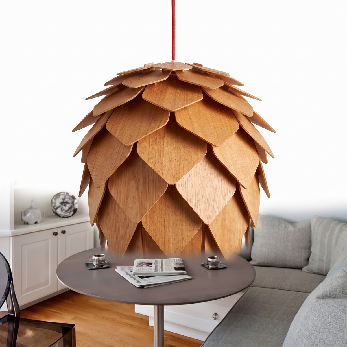 Suspension pomme de pin en bois et bambou sur fond blanc