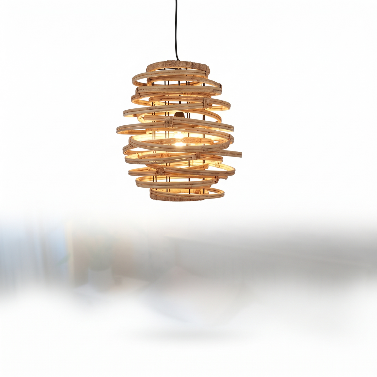 Suspension japonaise en osier et bambou sur fond blanc