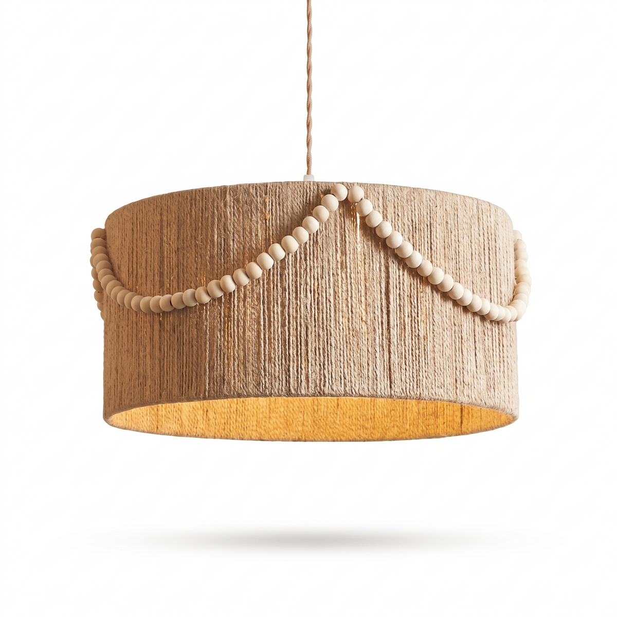 Suspension en tissu effet rotin et perles de bois sur fond blanc