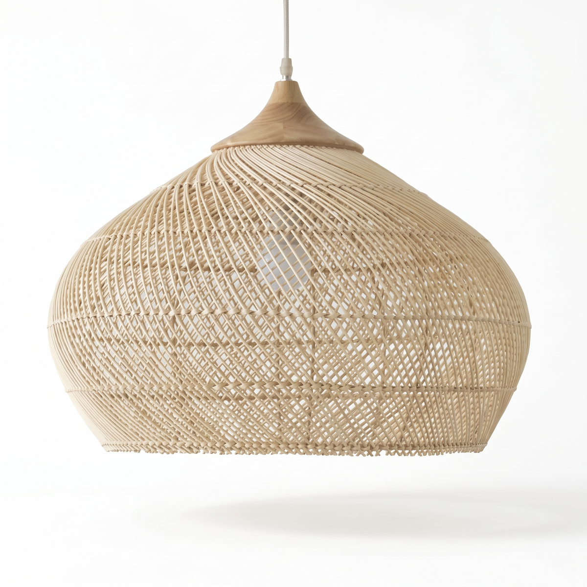 Suspension cloche évasée en rotin sur fond blanc