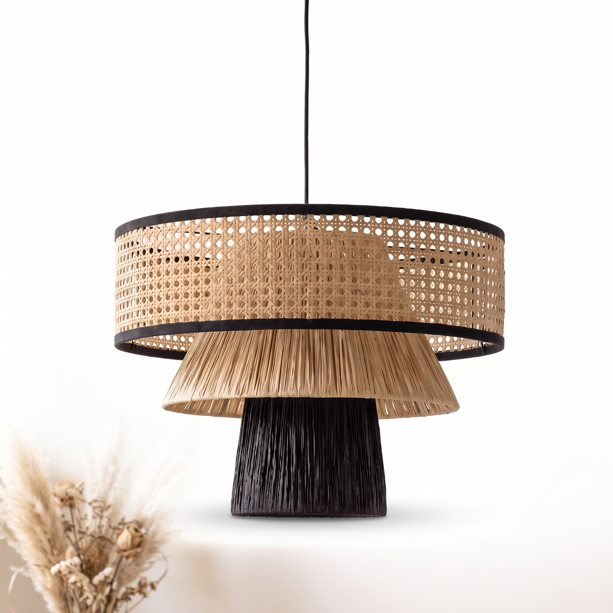 Suspension champignon en rotin beige et noir sur fond blanc