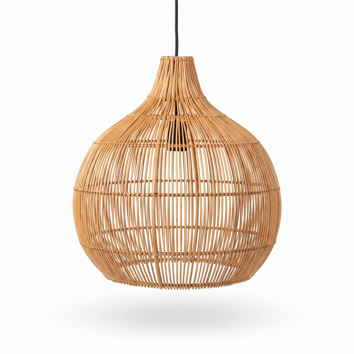 Grande suspension en rotin naturel sur fond blanc