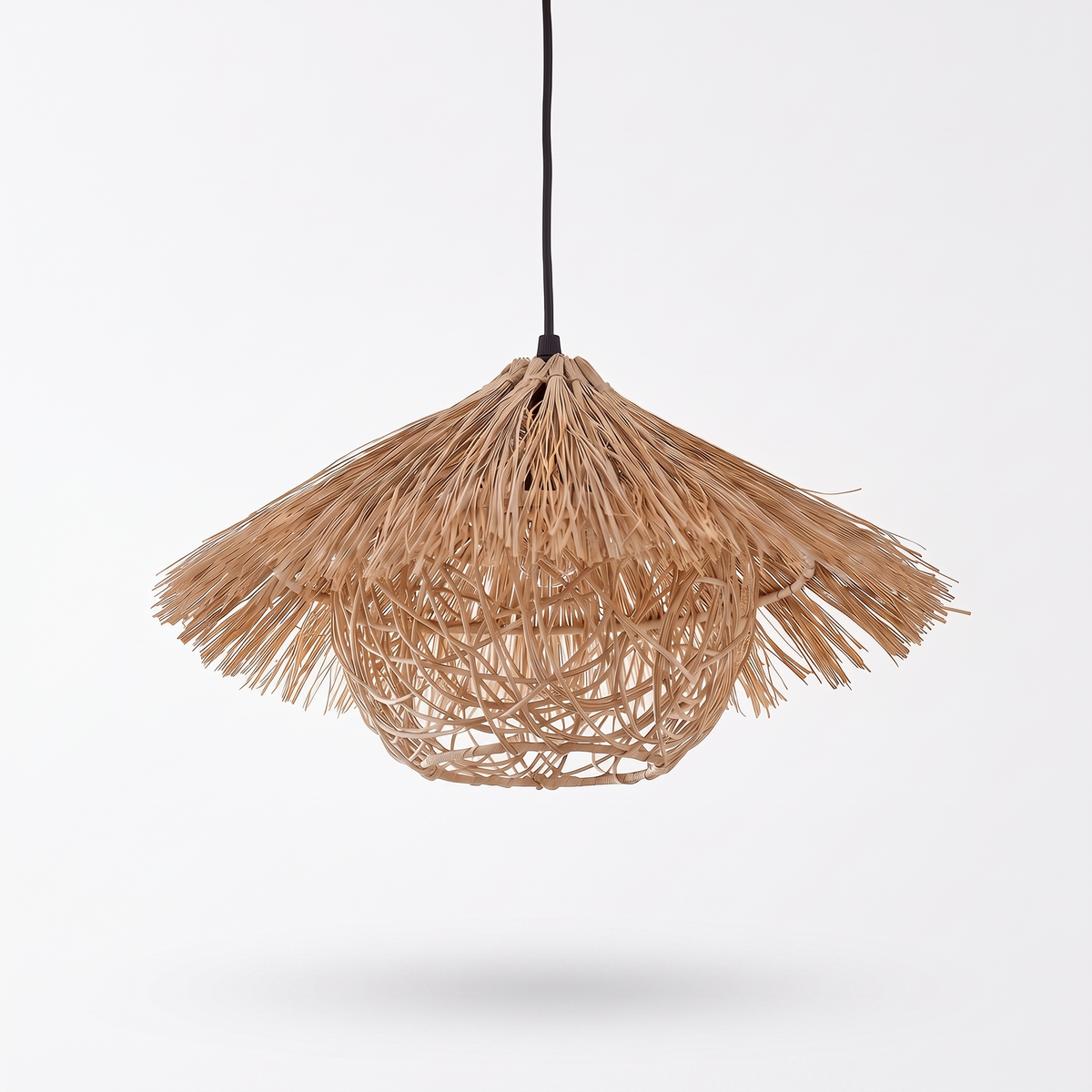 Suspension capeline frangée en rotin et bambou sur fond blanc