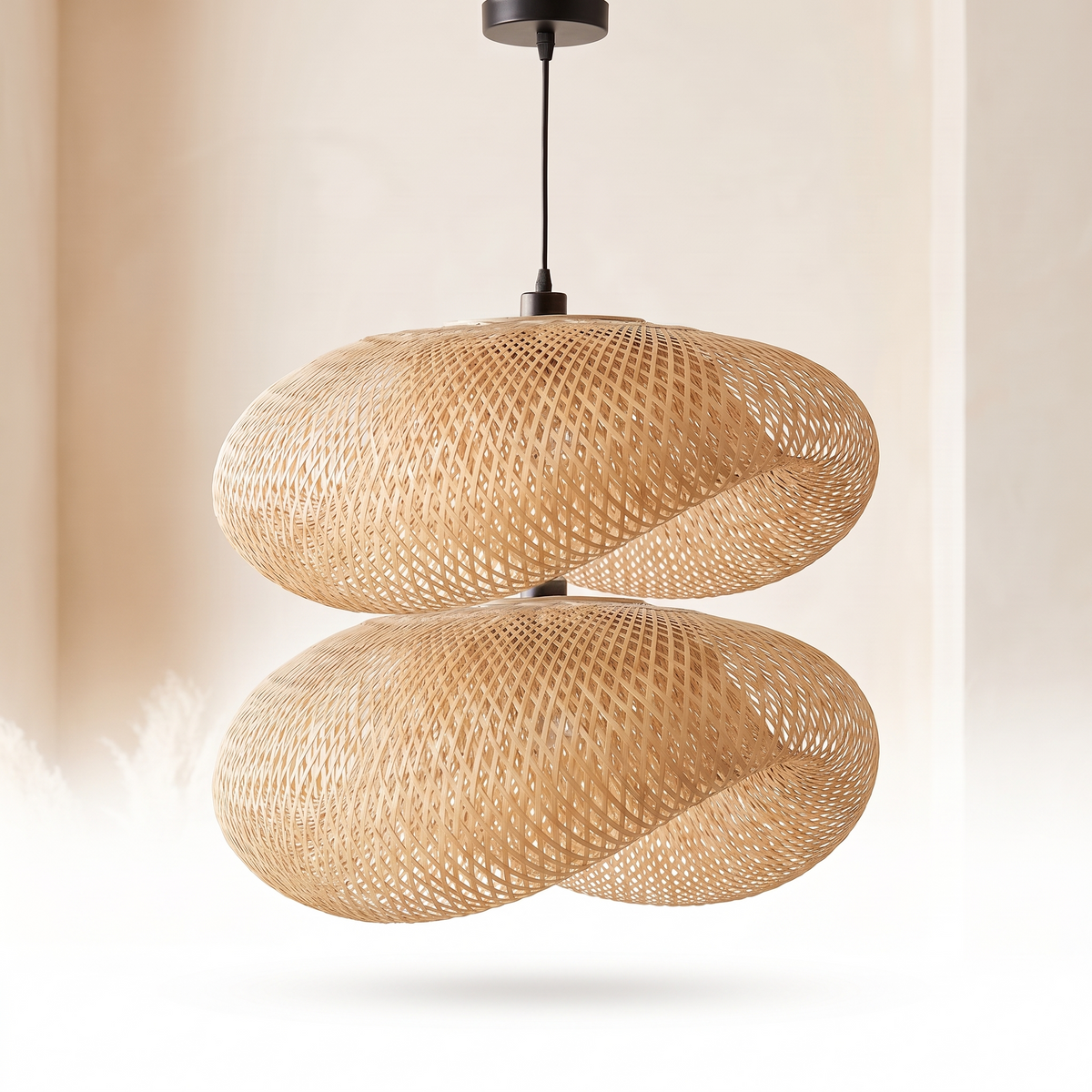 Suspension organique en bambou sur fond blanc