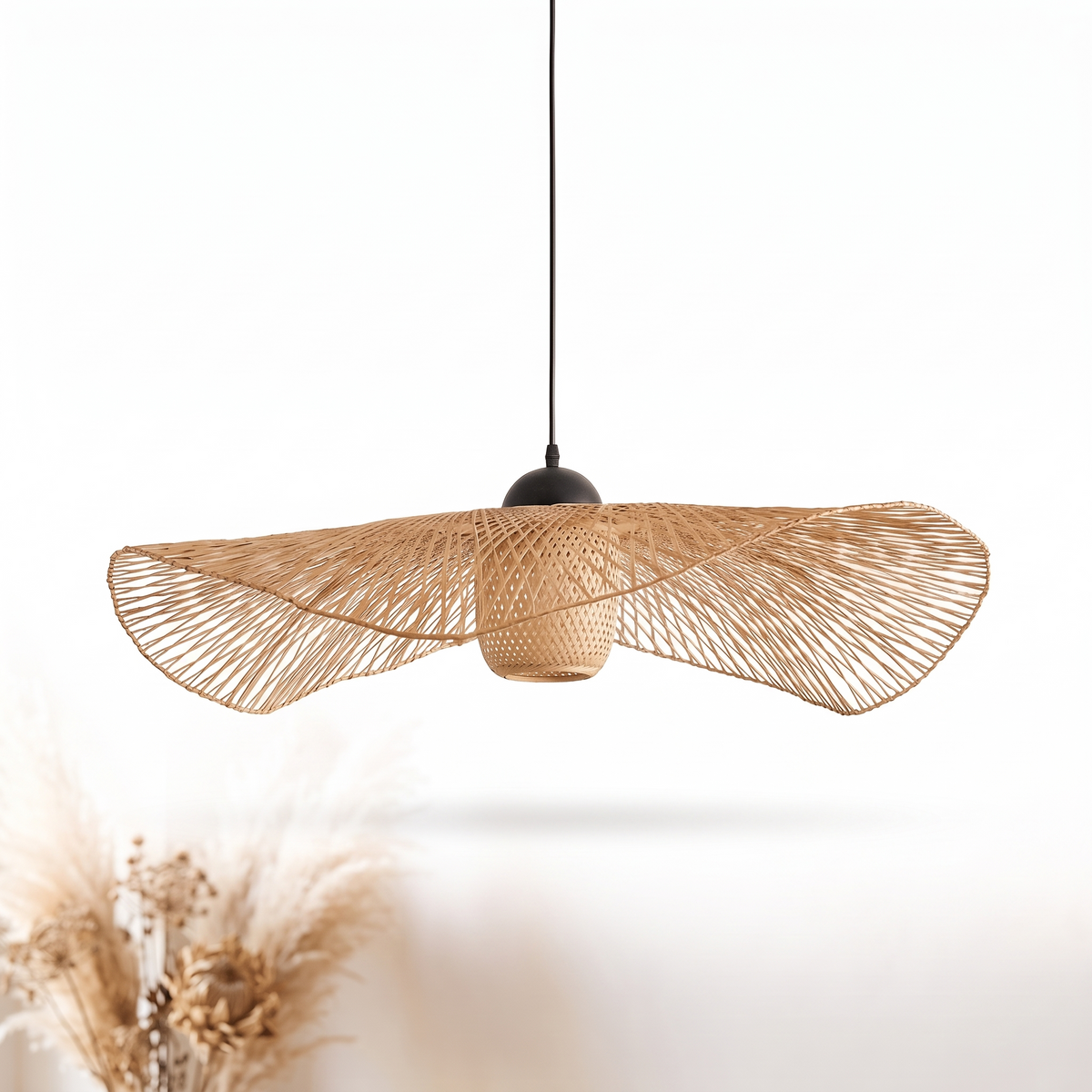 Suspension ailes en rotin avec diffuseur sur fond blanc