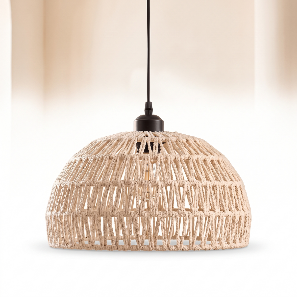 Suspension demi-sphère ajourée en rotin blanc sur fond blanc