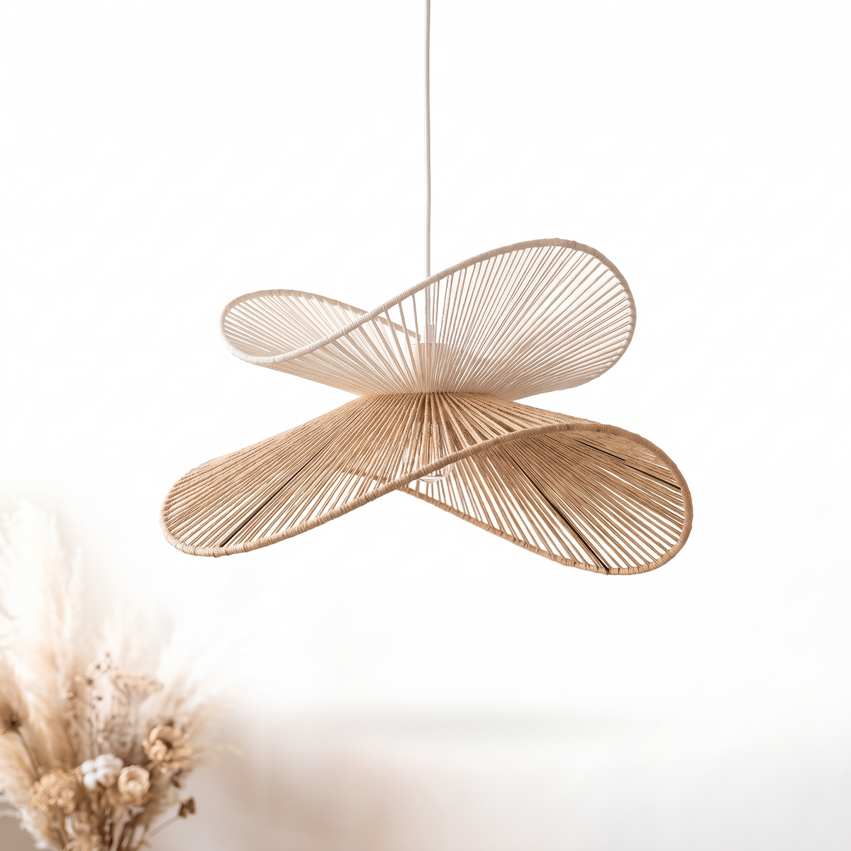 Suspension double vague en rotin blanc et beige sur fond blanc