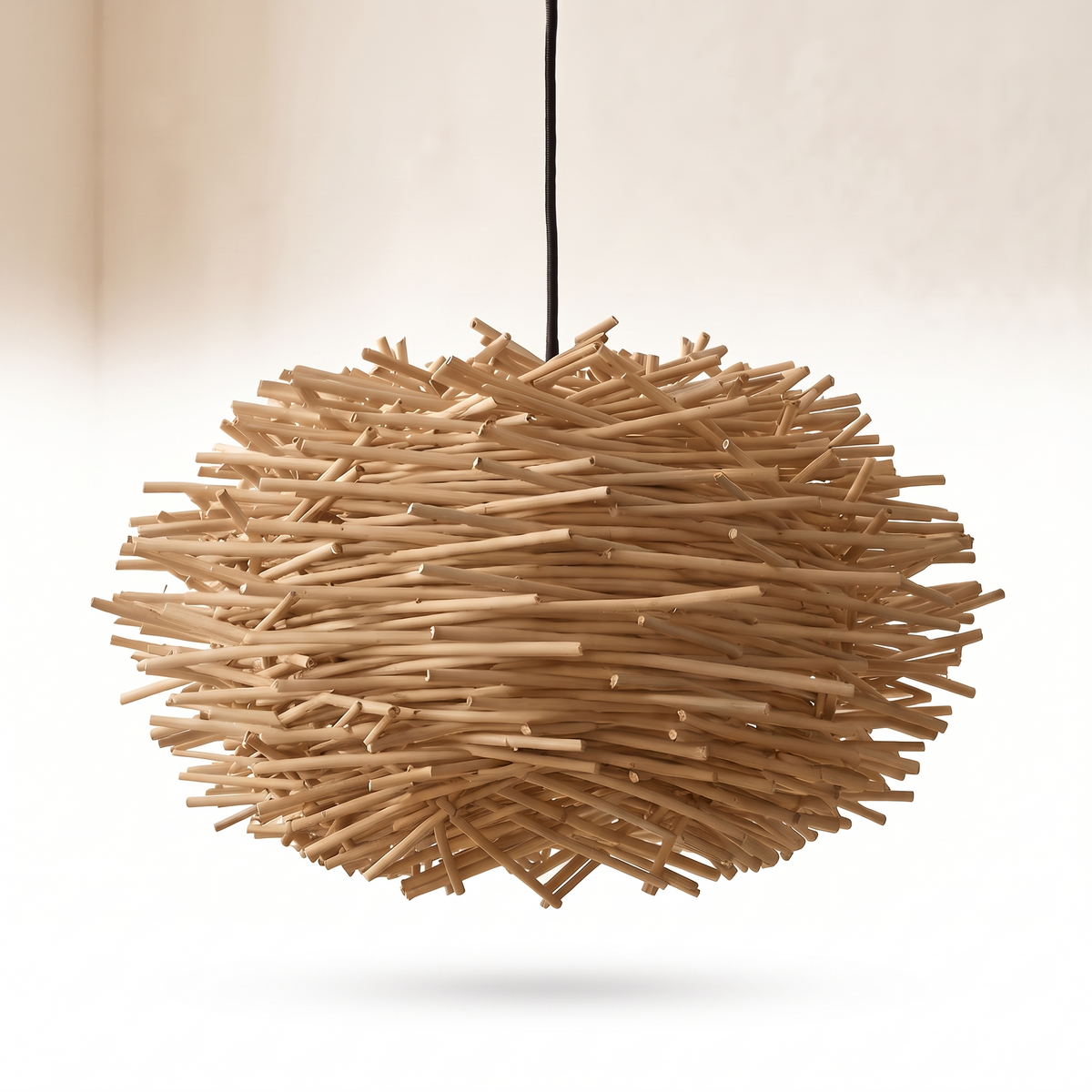 Suspension nid en rotin et bambou sur fond blanc