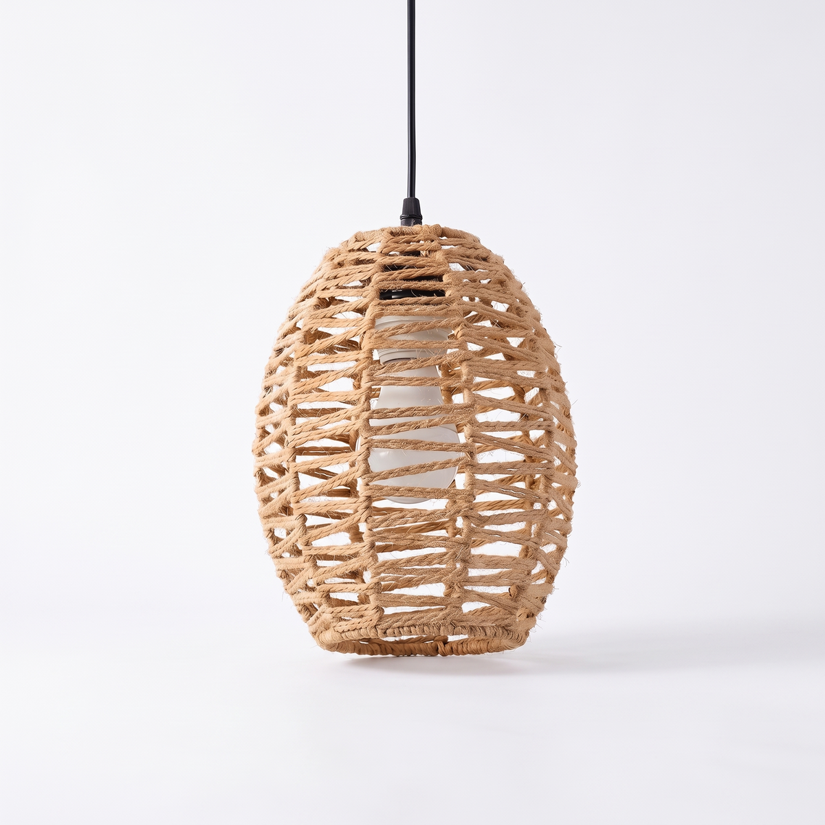 Suspension lanterne arrondie en rotin sur fond blanc