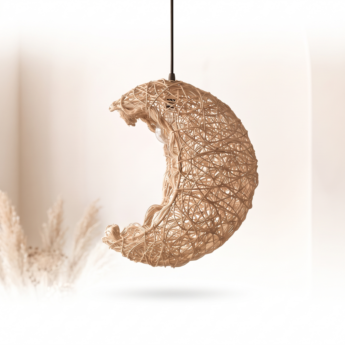 Suspension lune en rotin et bambou sur fond blanc