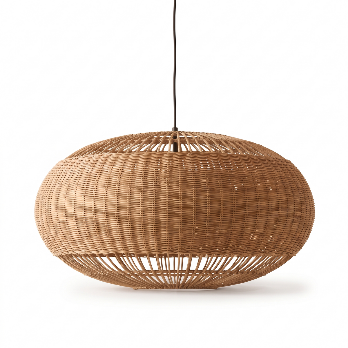 Suspension tambour en rotin marron sur fond blanc