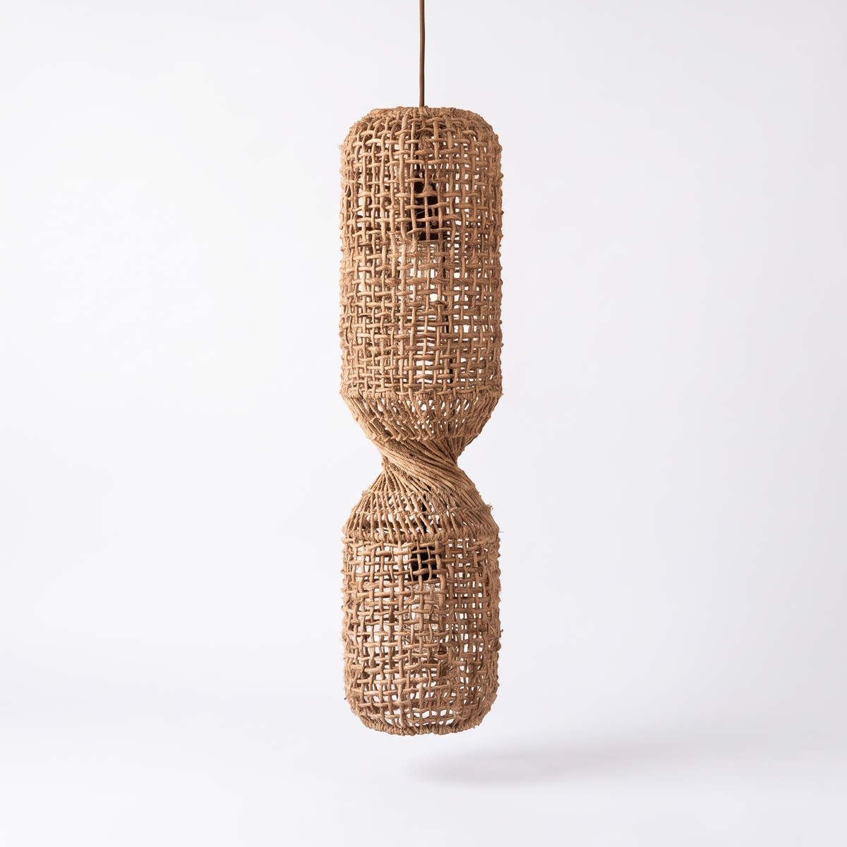 Suspension sablier en rotin sur fond blanc