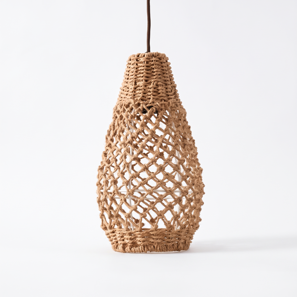 Suspension poire en rotin sur fond blanc
