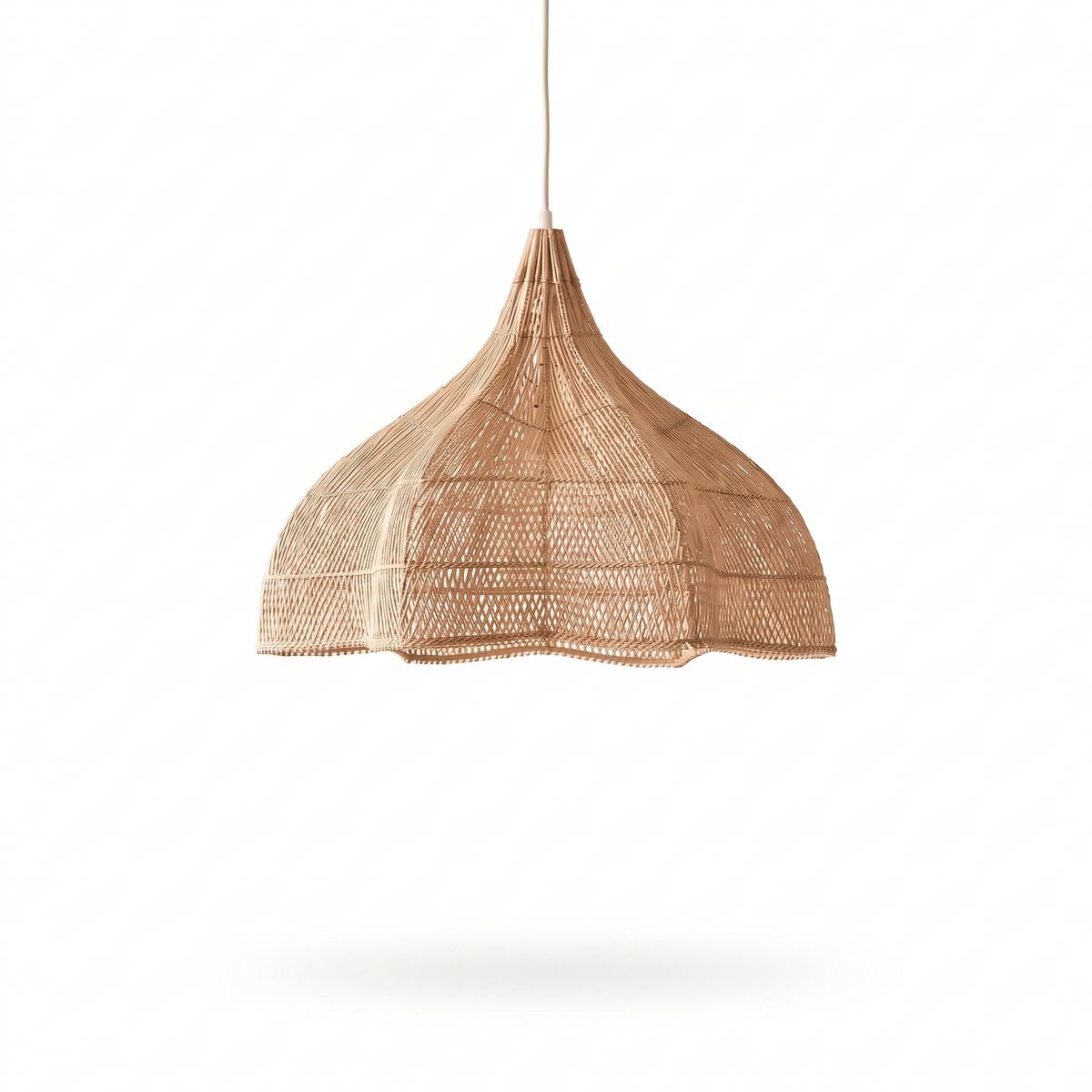 Suspension tulipe en rotin beige sur fond blanc