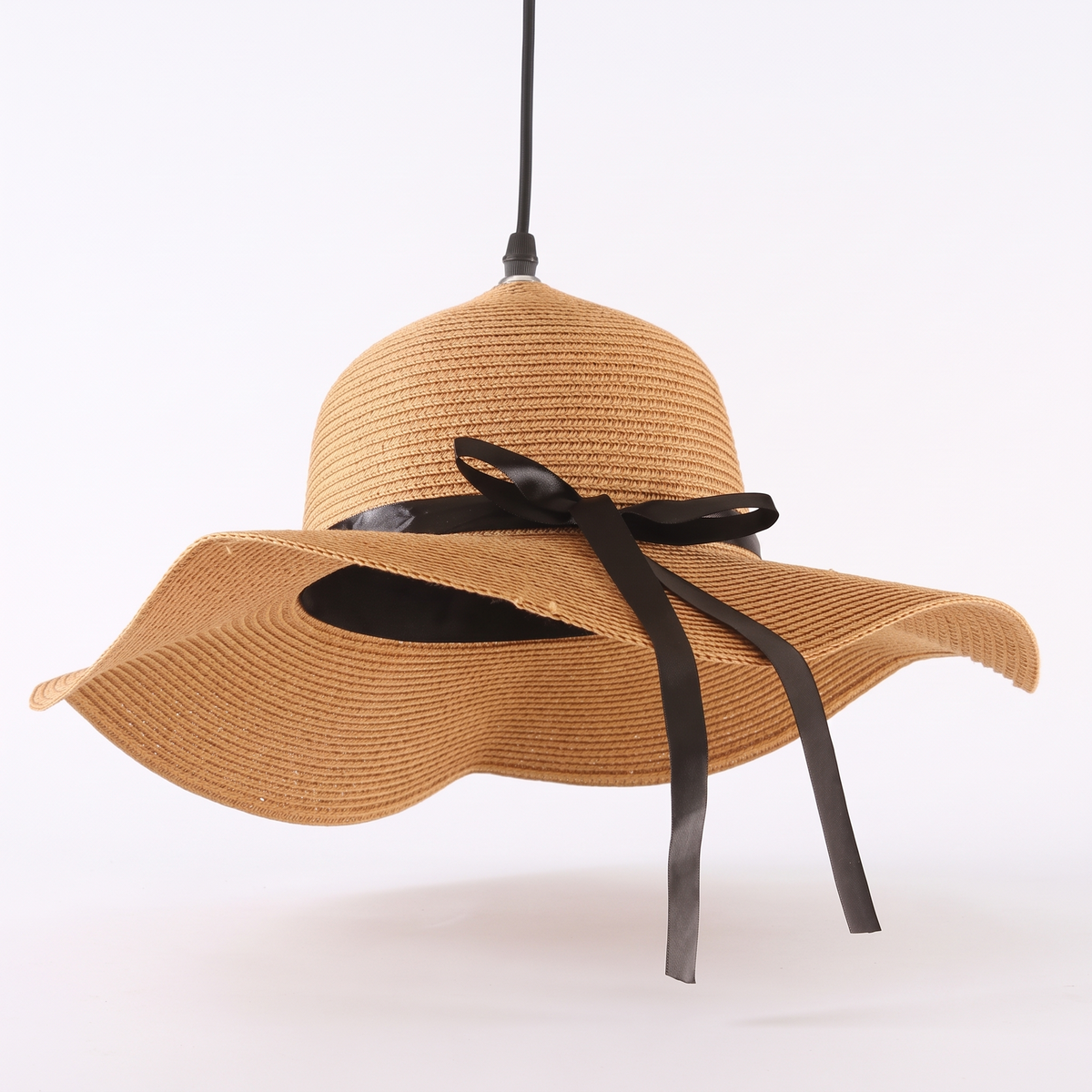 Luminaire chapeau en rotin sur fond blanc