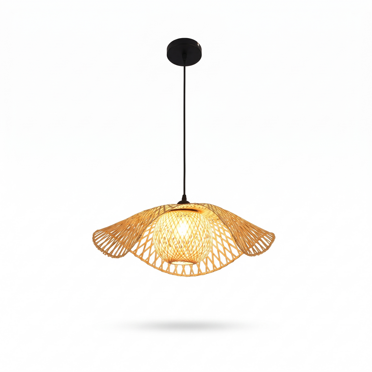 Luminaire en rotin et bambou tressé serré sur fond blanc
