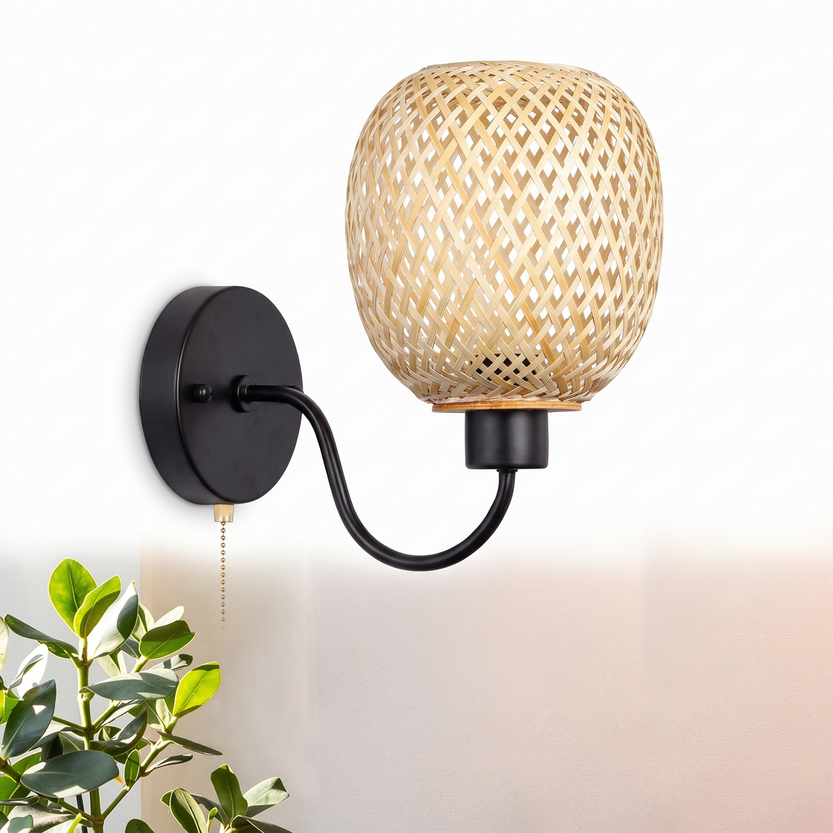 Applique en bambou tressé et fer noir sur fond blanc