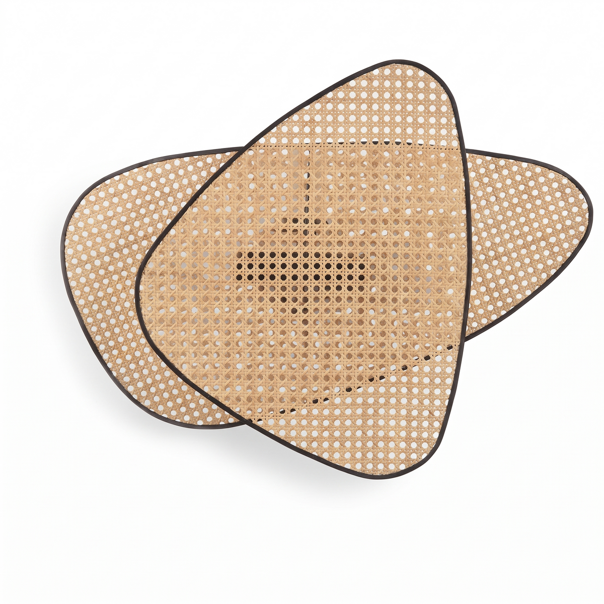 Grande applique arrondie en rotin sur fond blanc