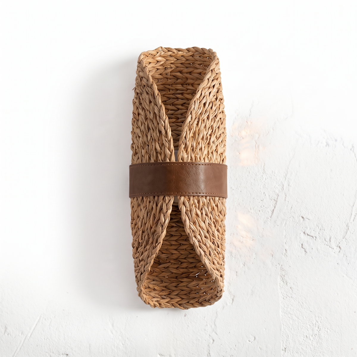Applique sablier en rotin et bois sur fond blanc