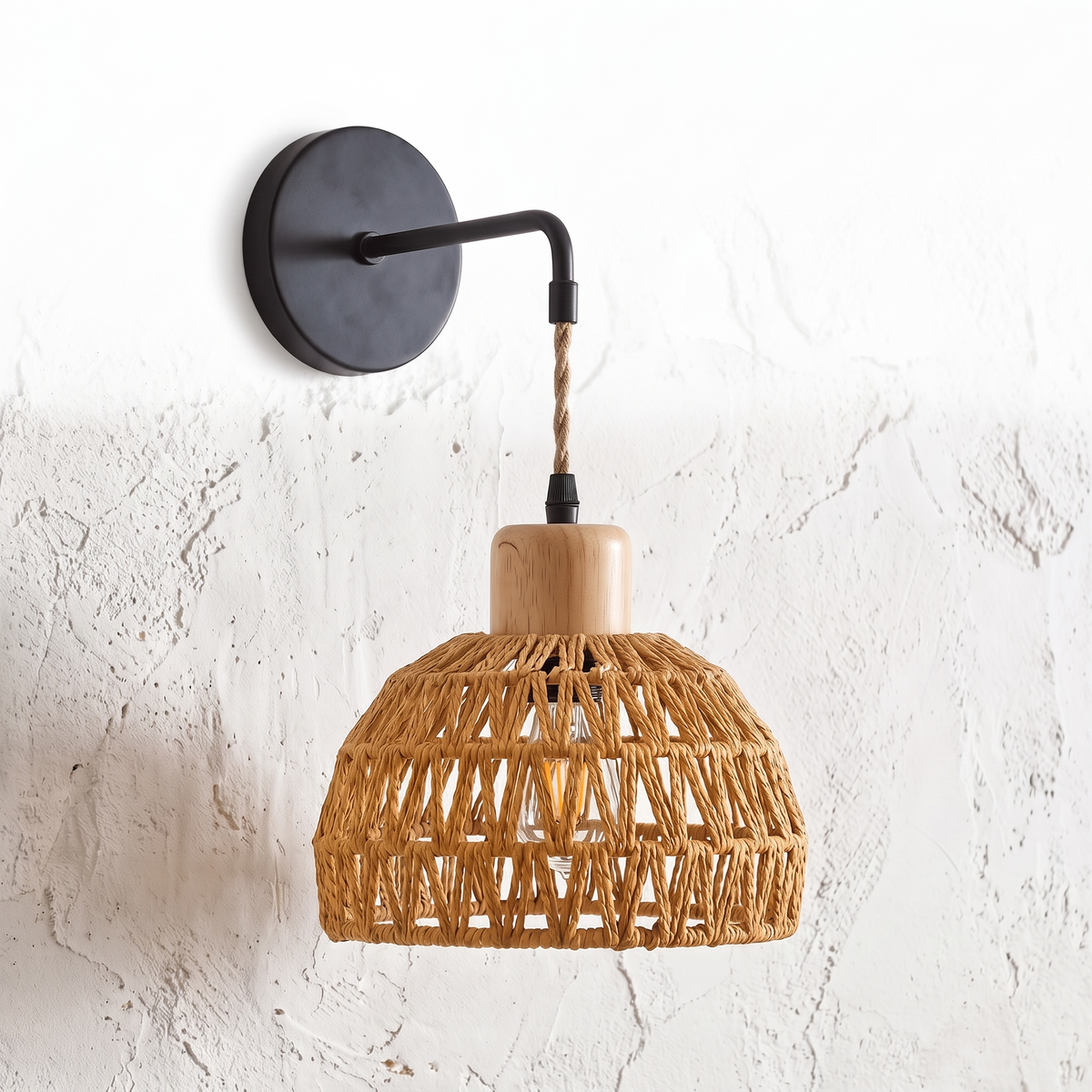 Applique demi-sphère en rotin sur fond blanc