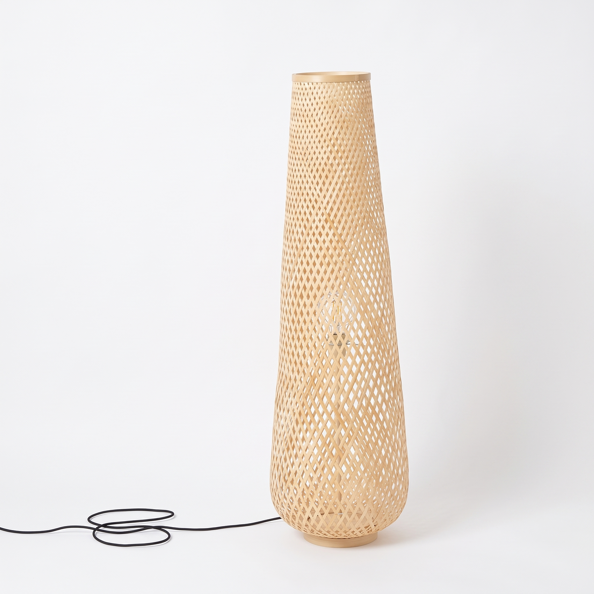 Lampe sur pied en bambou tressé sur fond blanc