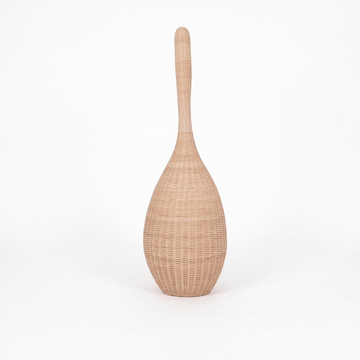 Lampe sur pied en osier sur fond blanc