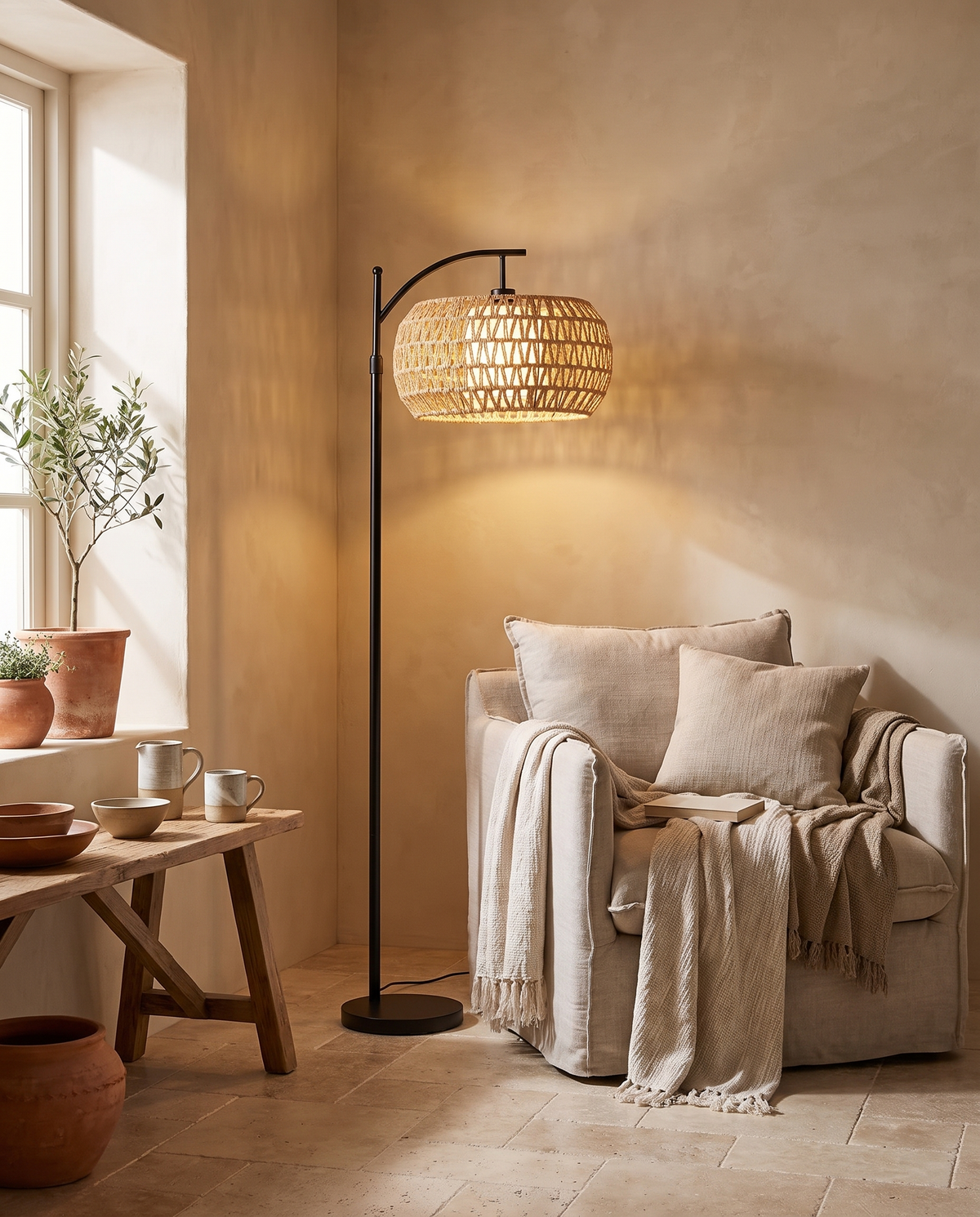 Lampadaire en rotin réglable avec télécommande en situation dans un intérieur