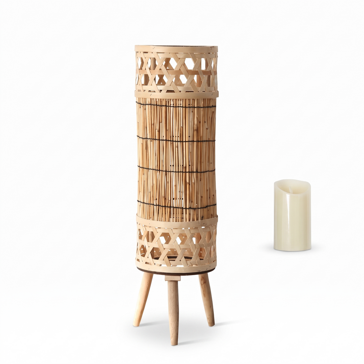 Lanterne de sol en bambou avec bougie LED sur fond blanc