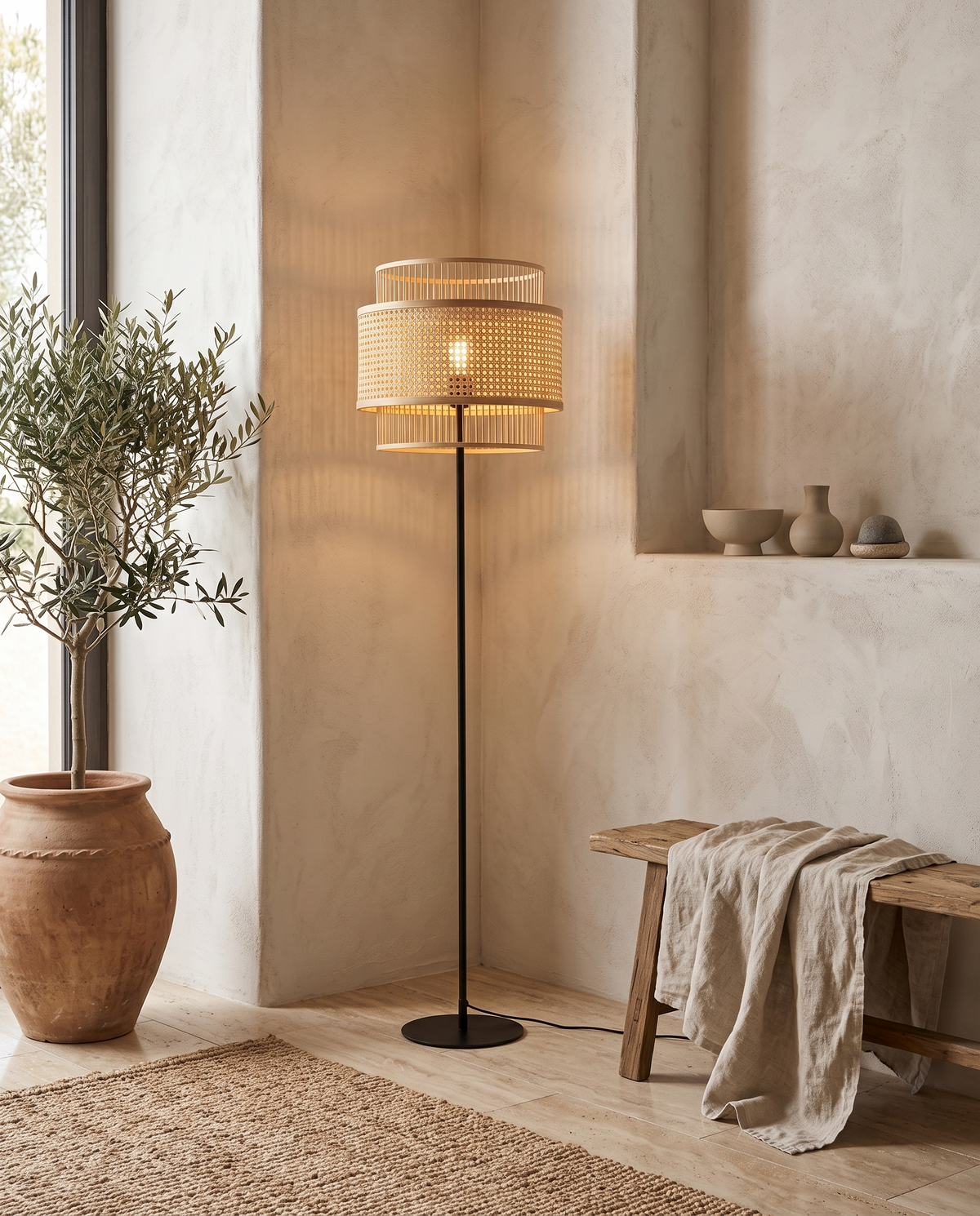 Lampadaire en rotin et métal en situation dans un intérieur
