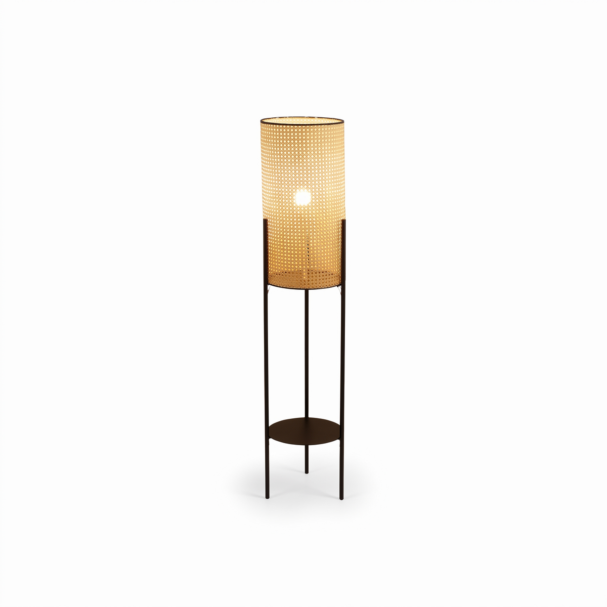 Lampadaire trépied en rotin et fer noir sur fond blanc