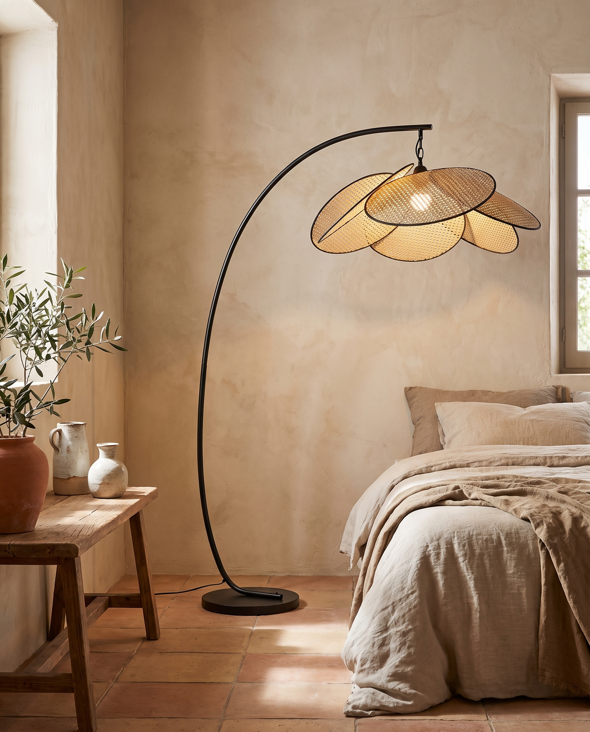 Lampadaire à pétales en rotin et métal noir en situation dans un intérieur