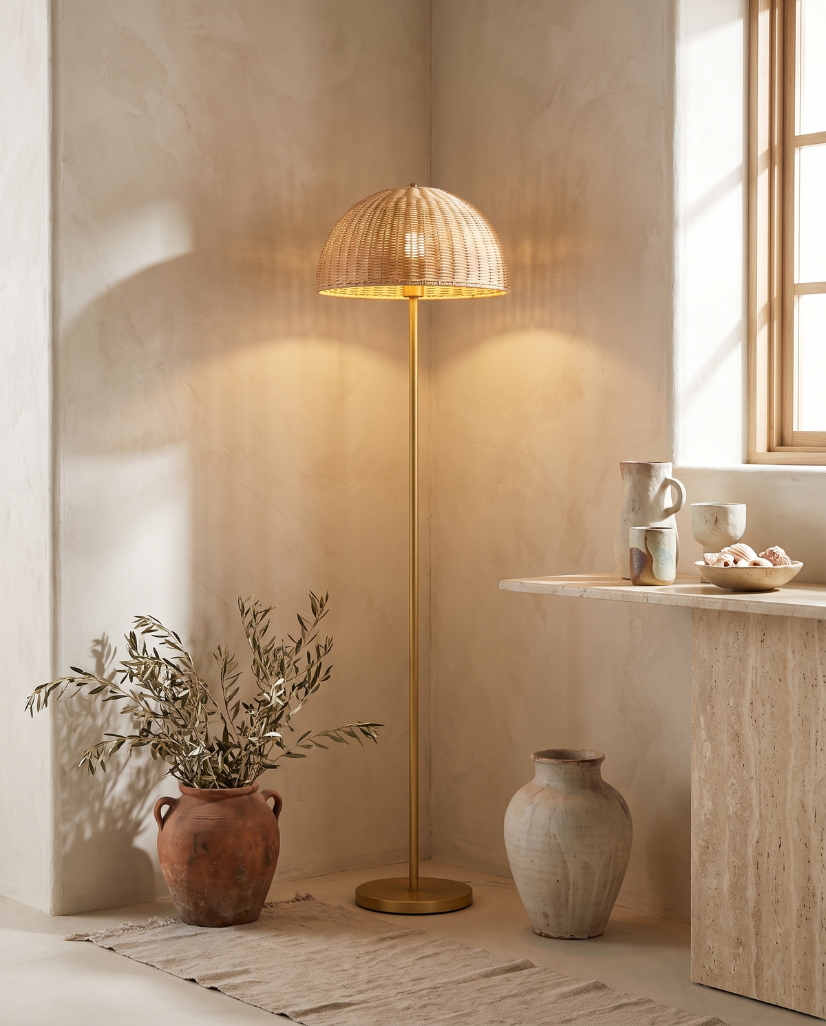 Lampadaire en rotin au design minimaliste en situation dans un intérieur