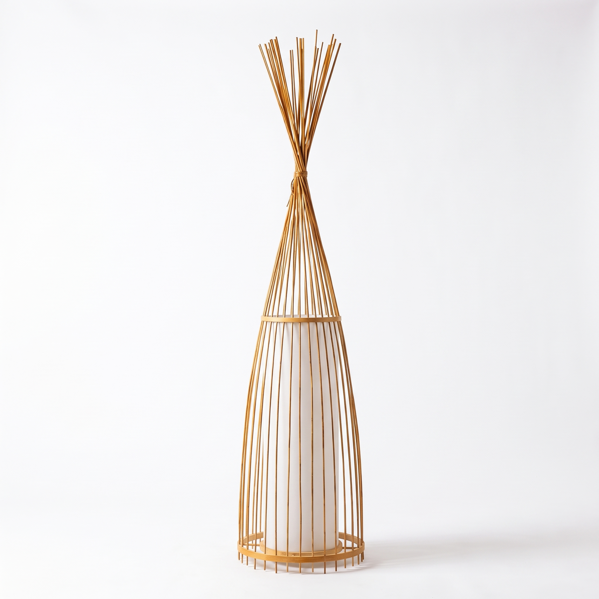 Lampadaire triangulaire en rotin tressé sur fond blanc